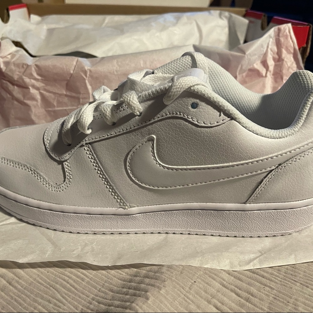 White Nike shoes 9.5
